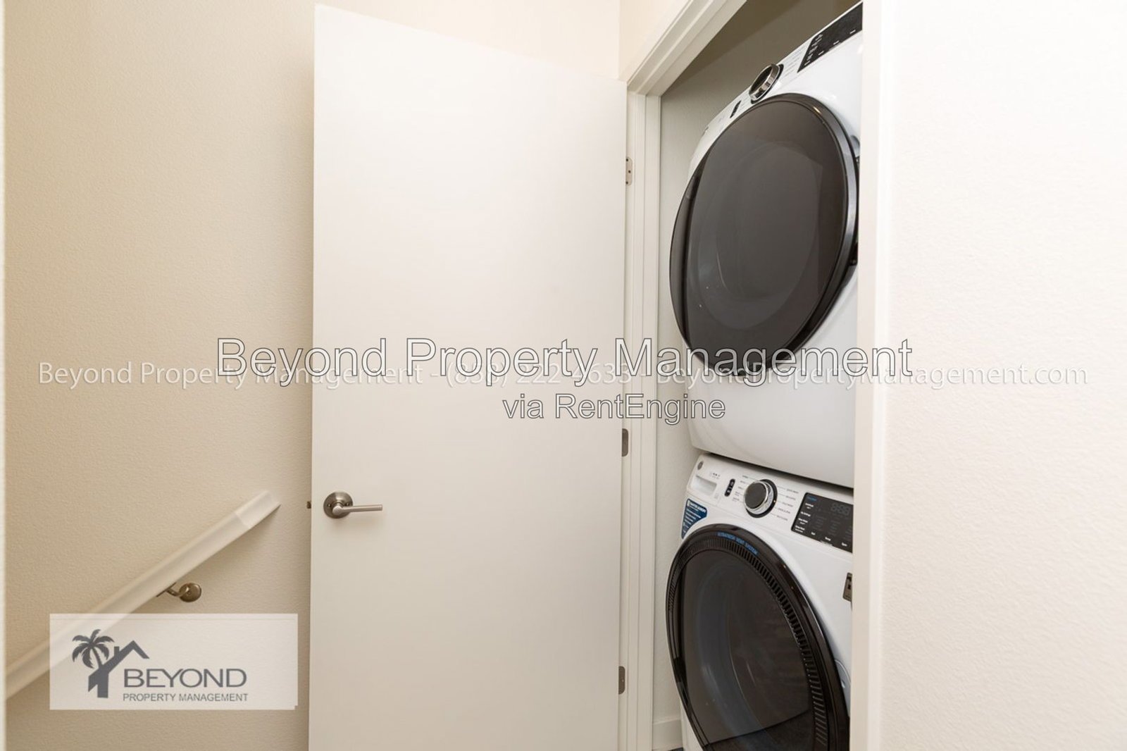 OTAY MESA !!!TRI LEVEL PERFECTION 2 BED/2.5 BATH TOWNHOME W/ PRIVATE ACCESS GARAGE!!! PET FRIENDLY!!! property image