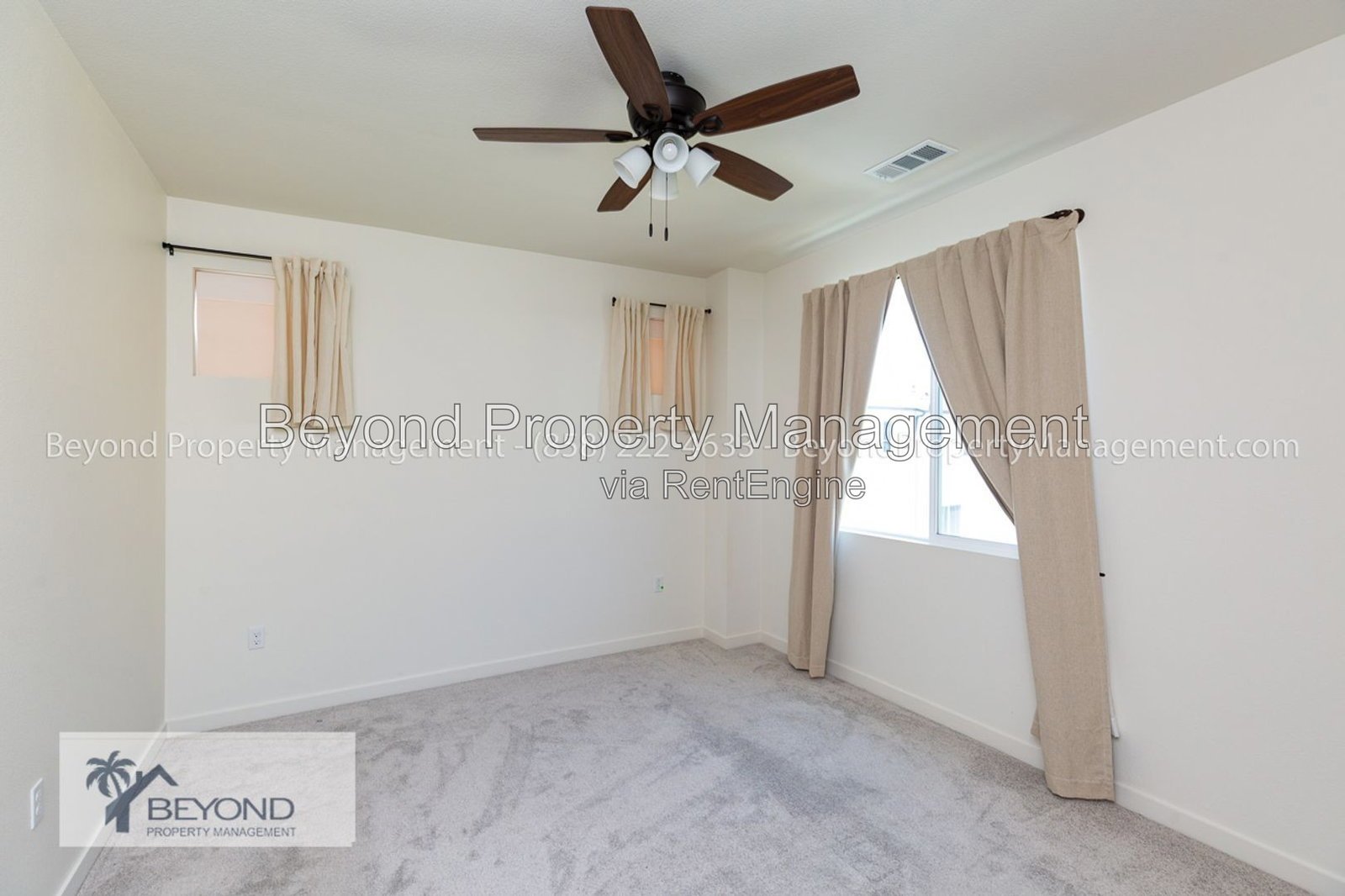 OTAY MESA !!!TRI LEVEL PERFECTION 2 BED/2.5 BATH TOWNHOME W/ PRIVATE ACCESS GARAGE!!! PET FRIENDLY!!! property image