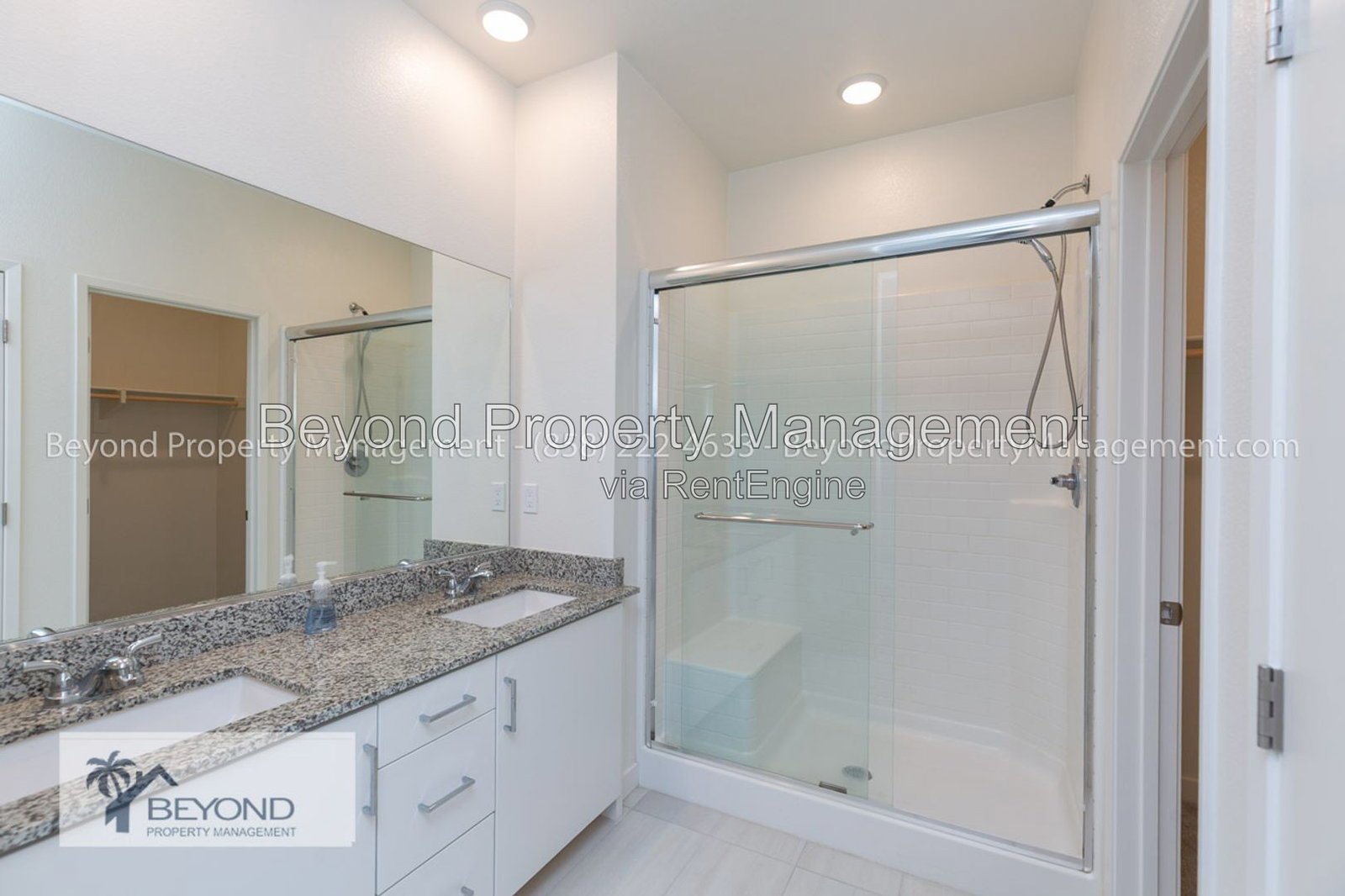 OTAY MESA !!!TRI LEVEL PERFECTION 2 BED/2.5 BATH TOWNHOME W/ PRIVATE ACCESS GARAGE!!! PET FRIENDLY!!! property image