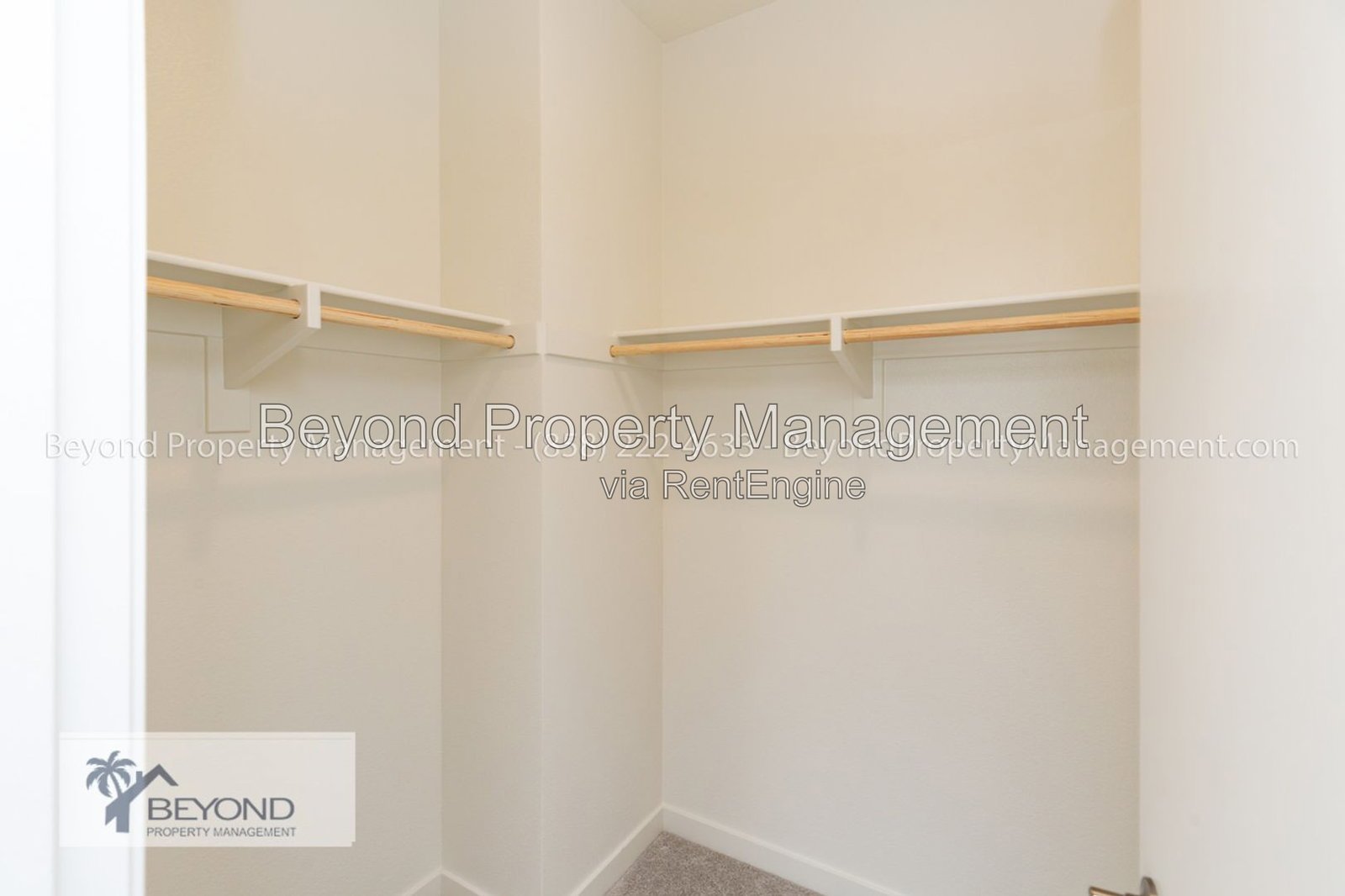 OTAY MESA !!!TRI LEVEL PERFECTION 2 BED/2.5 BATH TOWNHOME W/ PRIVATE ACCESS GARAGE!!! PET FRIENDLY!!! property image