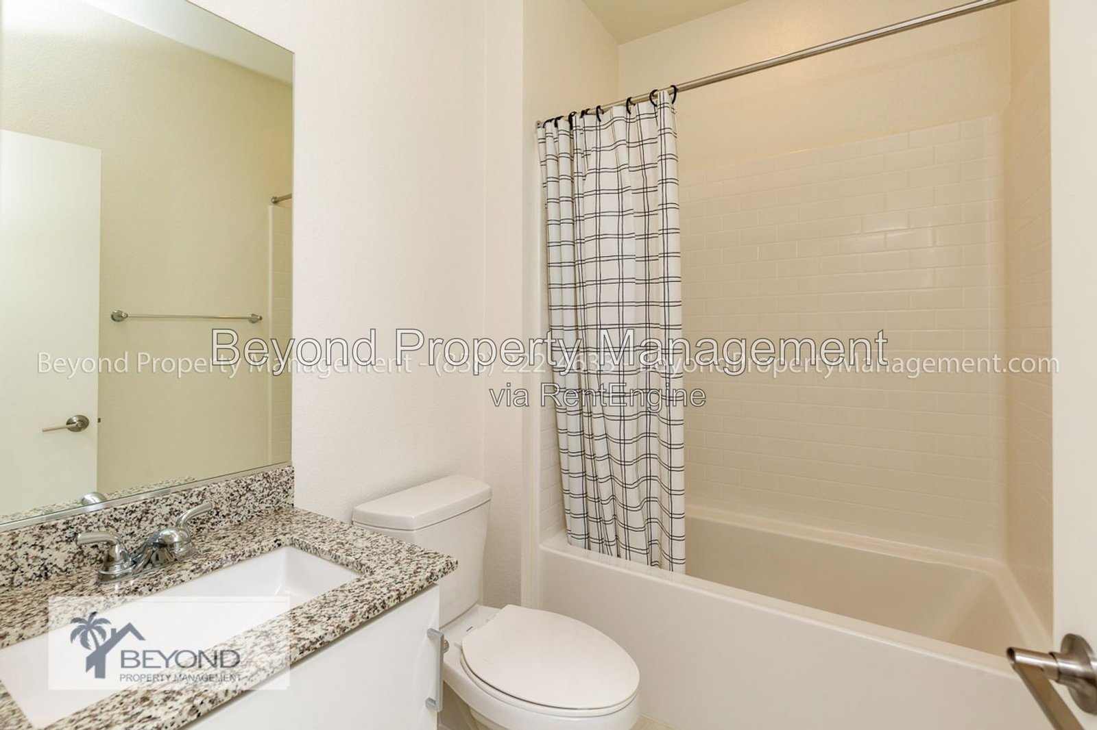 OTAY MESA !!!TRI LEVEL PERFECTION 2 BED/2.5 BATH TOWNHOME W/ PRIVATE ACCESS GARAGE!!! PET FRIENDLY!!! property image