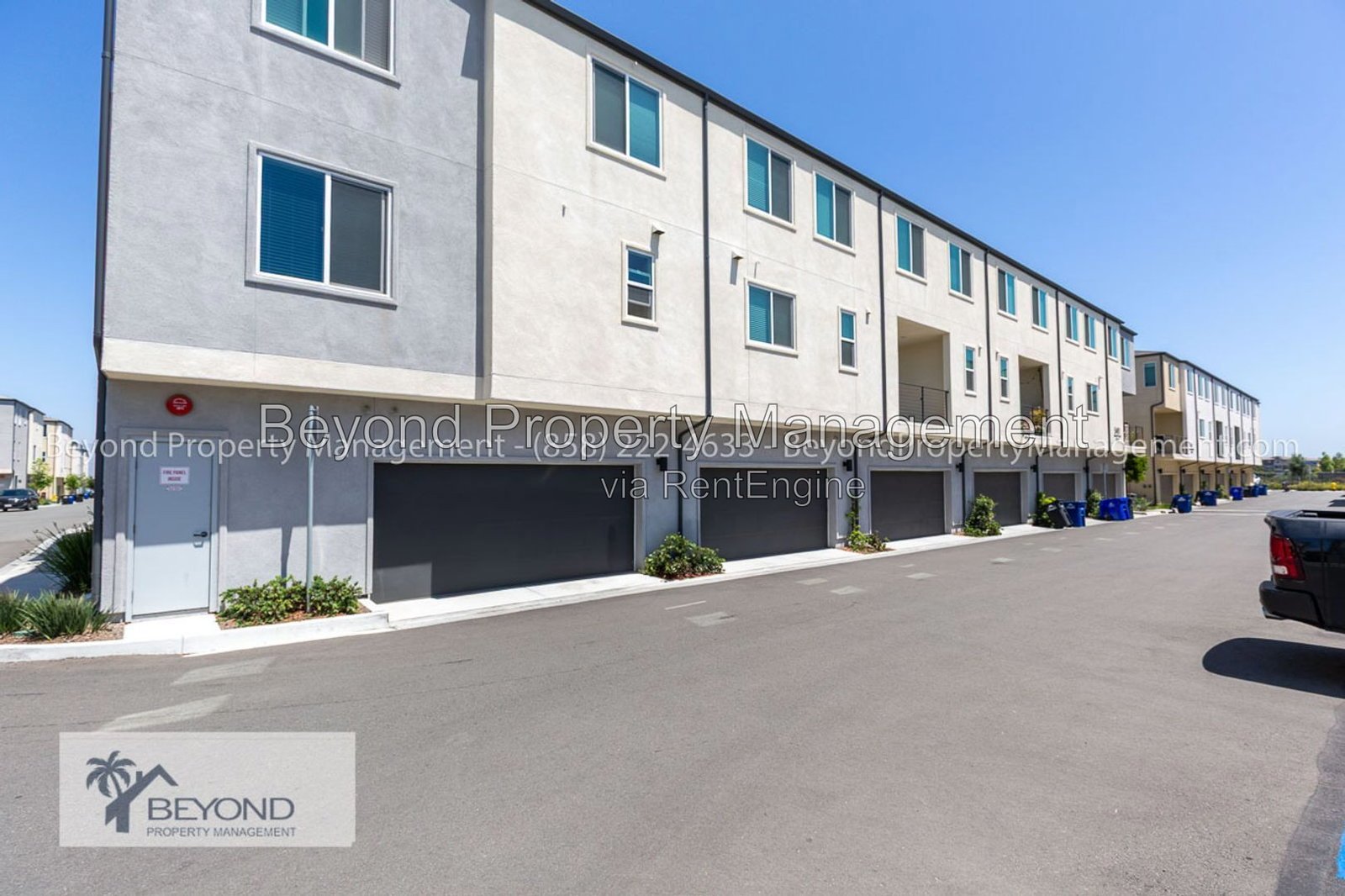 OTAY MESA !!!TRI LEVEL PERFECTION 2 BED/2.5 BATH TOWNHOME W/ PRIVATE ACCESS GARAGE!!! PET FRIENDLY!!! property image