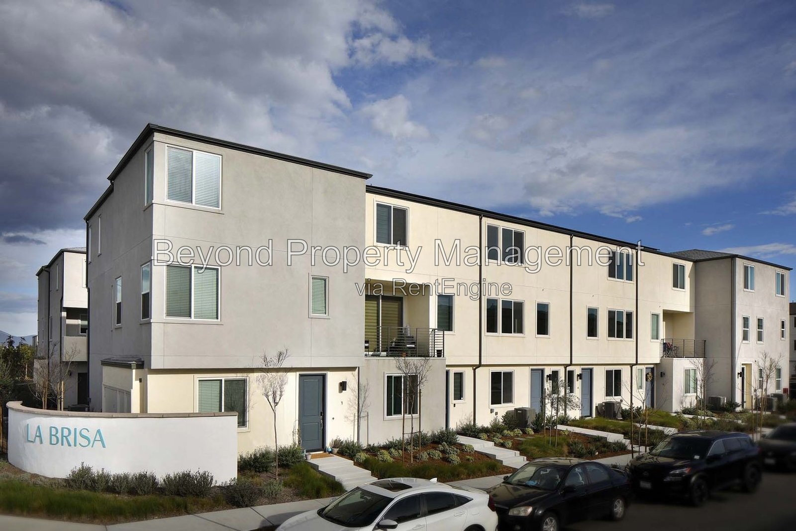 OTAY MESA !!!TRI LEVEL PERFECTION 2 BED/2.5 BATH TOWNHOME W/ PRIVATE ACCESS GARAGE!!! PET FRIENDLY!!! property image