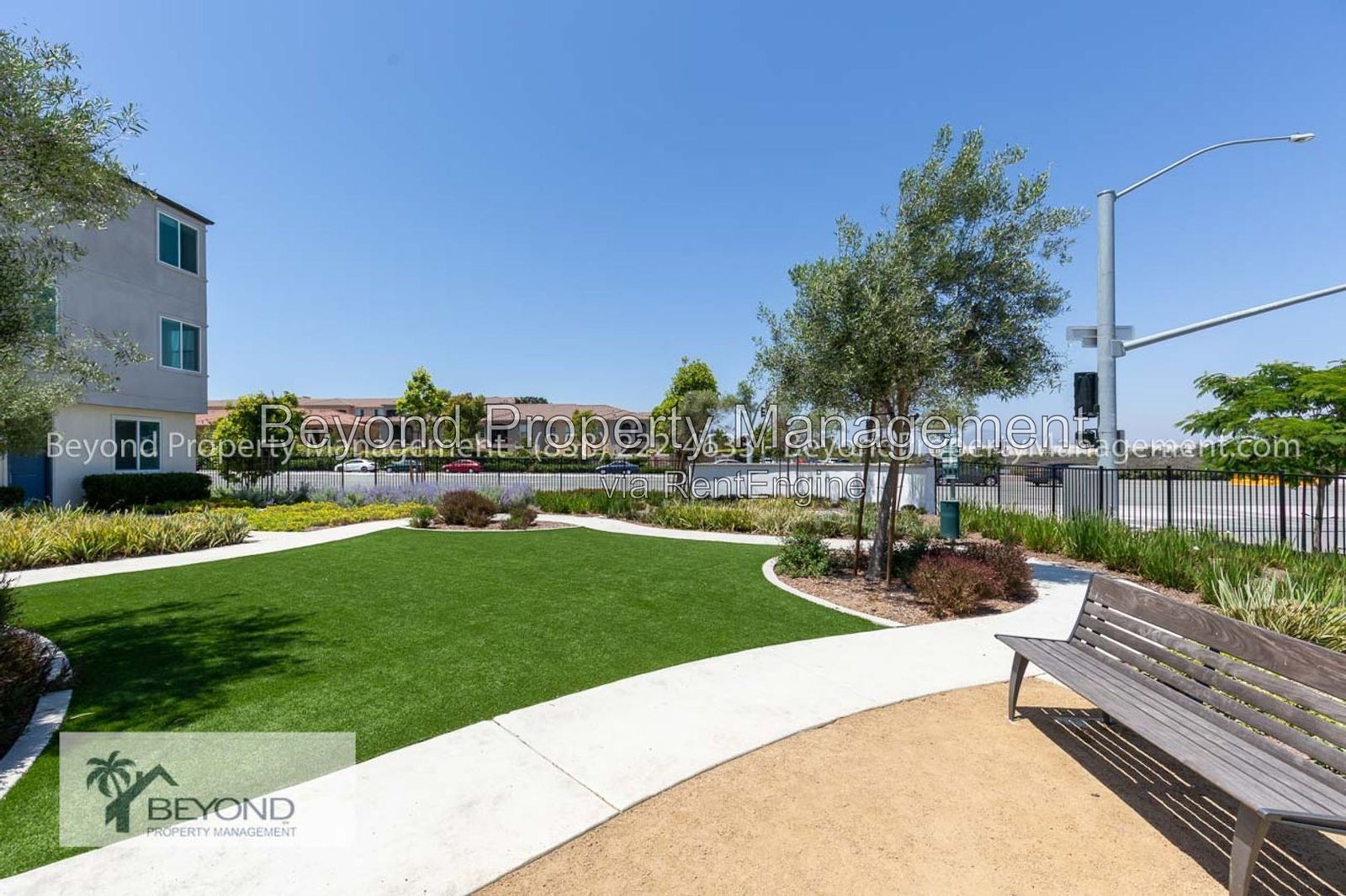 OTAY MESA !!!TRI LEVEL PERFECTION 2 BED/2.5 BATH TOWNHOME W/ PRIVATE ACCESS GARAGE!!! PET FRIENDLY!!! property image