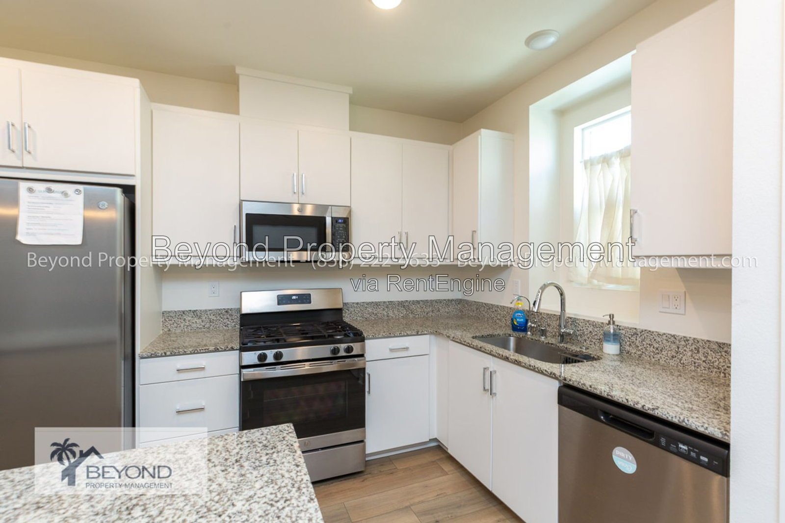 OTAY MESA !!!TRI LEVEL PERFECTION 2 BED/2.5 BATH TOWNHOME W/ PRIVATE ACCESS GARAGE!!! PET FRIENDLY!!! property image