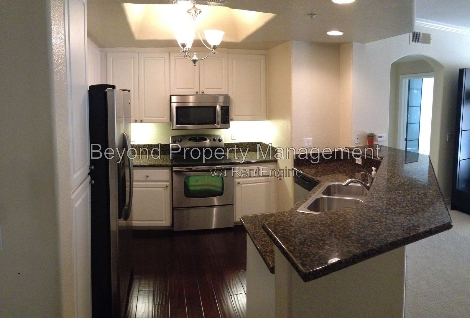 *** STUNNING LA JOLLA CONDO!!! LOVELY UPGRADES! CENTRALLY LOCATED!! *** property image