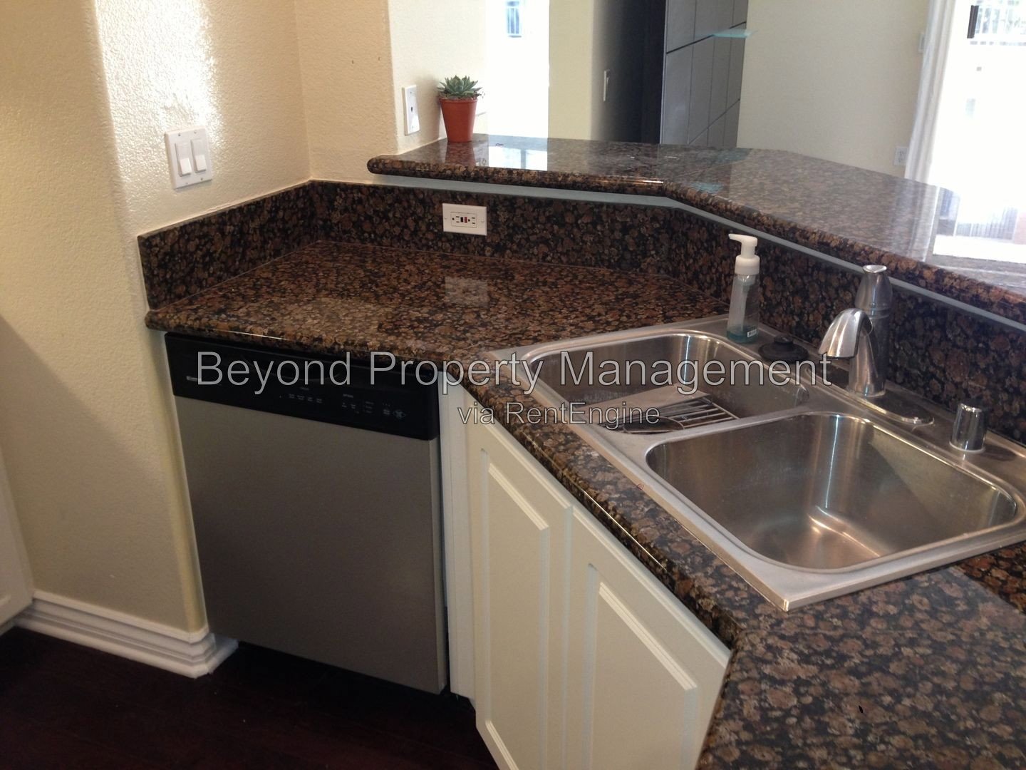 *** STUNNING LA JOLLA CONDO!!! LOVELY UPGRADES! CENTRALLY LOCATED!! *** property image