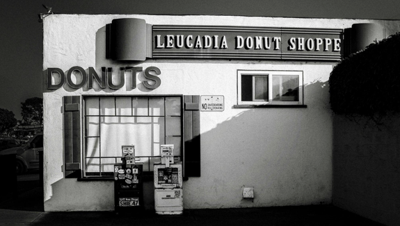 A black-and-white photo of the Leucadia Donut Shoppe.